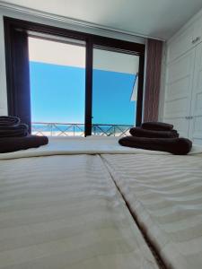 a bedroom with a bed with a view of the ocean at Ferienwohnung Tower Penthouse Parque Santiago I in Playa de las Americas
