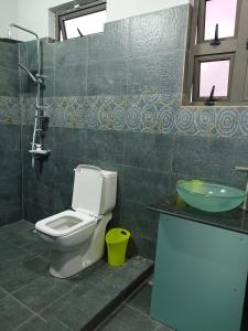 uma casa de banho com um WC e um lavatório em KG Villa em Grand Baie