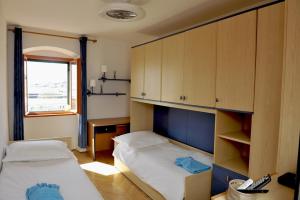 1 Schlafzimmer mit 2 Betten und einem Fenster in der Unterkunft Spalato in Split
