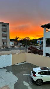 a car parked in a parking lot in front of a building at Área vip maranduba in Ubatuba