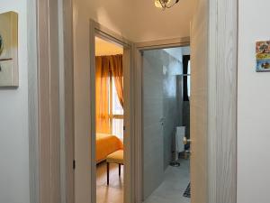un corridoio con porta che conduce a una camera da letto di B&B Salentocolors a Novoli