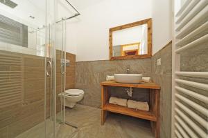 Koupelna v ubytování iFlat Apartment Madonna di Campiglio Adamello 1