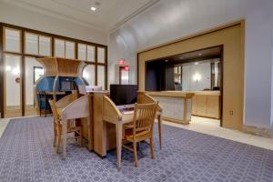 un restaurante con mesa y sillas en una habitación en Beautiful 1BR Apt At Pentagon City with Great View, en Arlington