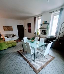 sala de estar con mesa verde y sillas blancas en La Terrazza, en Nápoles