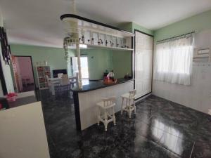 a kitchen with a counter and two stools in a room at Cheyma Home 3º: Amplio apartamento en Alcalá in Alcalá