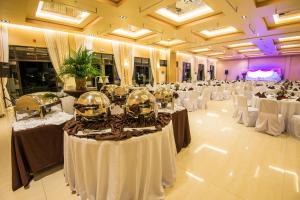 Ariana Hotel في ديبولوغ: قاعة احتفالات كبيرة مع طاولات وكراسي في غرفة