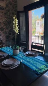 uma mesa preta com pratos e copos de vinho em Hermoso Loft en Valquirico, Lofts Frontana. em Tlaxcala de Xicohténcatl