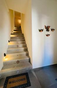 uma escada com um sinal de boas-vindas e um tapete de boas-vindas em Hermoso Loft en Valquirico, Lofts Frontana. em Tlaxcala de Xicohténcatl