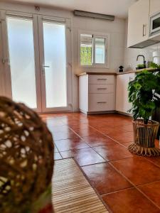 מטבח או מטבחון ב-VILLA PITATO Nuevo, cerca de la Playa, Parking en la puerta del alojamiento