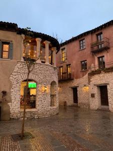 a stone building with a tree in front of it at Hermoso Loft en Valquirico, Lofts Frontana. in Tlaxcala de Xicohténcatl