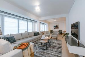 sala de estar con sofá y mesa en Spacious apartment with parking on prime location, en Knokke-Heist