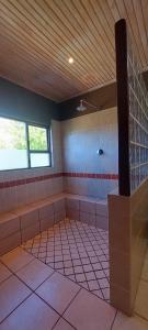 ein großes Bad mit Dusche in einem Zimmer in der Unterkunft Timeless in Hogsback