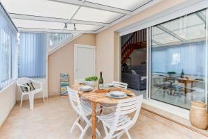 Posedenie v ubytovaní Ker Heora - Maison avec piscine partagée + 7 fotografií