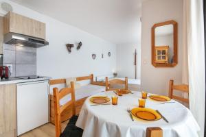 Le Point de Vue - Appt pour 4 avec vue的厨房或小厨房
