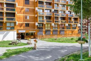 维拉伦贝特Le Point de Vue - Appt pour 4 avec vue的前面有消防栓的建筑 更多4张照片