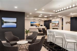 Lounge nebo bar v ubytování Microtel Inn & Suites by Wyndham Boisbriand