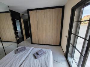 Postel nebo postele na pokoji v ubytování Sea View Luxury Apartment - Playa del Duque + 25 fotografií