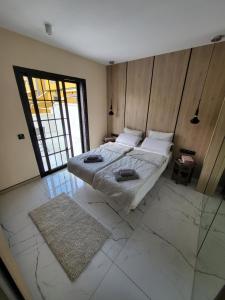 sypialnia z dużym łóżkiem i dużym oknem w obiekcie Sea View Luxury Apartment - Playa del Duque w Adeje