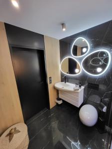 Koupelna v ubytování Sea View Luxury Apartment - Playa del Duque