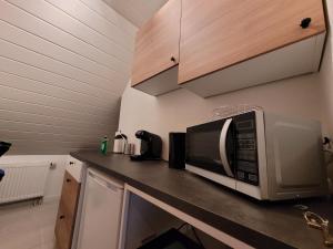 a microwave on a counter in a kitchen at Monteurzimmer Noack in Uetze