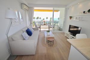 een woonkamer met een bank en een tafel bij New 1 Bedroom Apartment with FANTASTIC views RDR284 in Marbella