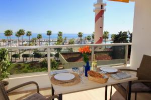 een tafel op een balkon met uitzicht op de oceaan bij New 1 Bedroom Apartment with FANTASTIC views RDR284 in Marbella