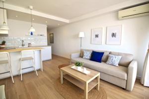 uma sala de estar com um sofá e uma mesa em New 1 Bedroom Apartment with FANTASTIC views RDR284 em Marbella