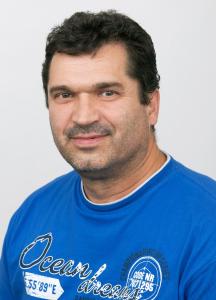 Um homem de camisa azul está a sorrir. em Krásny byt, Košice, Juhoslovanska1. Ťahanovce em Košice