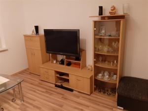 uma sala de estar com televisão num armário de madeira em Krásny byt, Košice, Juhoslovanska1. Ťahanovce em Košice