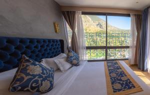 Una cama o camas en una habitación de VANCII Hotel