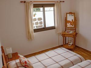 een slaapkamer met een bed, een raam en een spiegel bij Live Adeje Taucho Relax Place with Terrace in Adeje