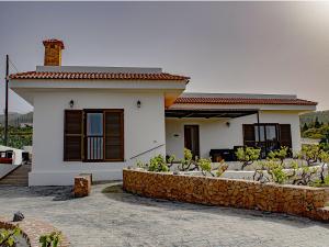 een wit huis met een stenen muur ervoor bij Live Adeje Taucho Relax Place with Terrace in Adeje