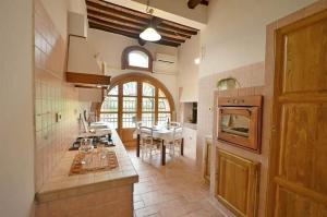 une grande cuisine avec une table et une salle à manger dans l'établissement Podere Vigna del Sole, à San Gimignano