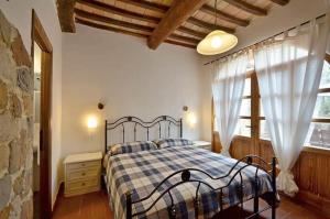 una camera con un letto con una coperta a quadretti blu e bianca di Podere Vigna del Sole a San Gimignano