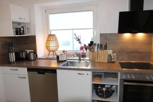 encimera de cocina con fregadero y ventana en Ferienwohnung-Hahnenstrasse, en Steinfurt