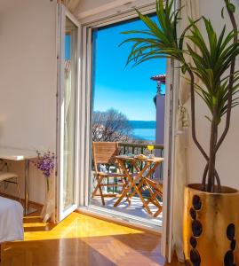 une porte menant à un balcon avec vue sur l'océan. dans l'établissement Palomar Luxury Apartment Split, à Split