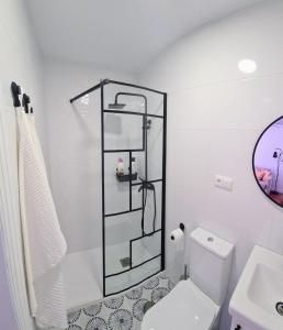 a white bathroom with a toilet and a shower at VILLA PITATO Nuevo, cerca de la Playa, Parking en la puerta del alojamiento in Cala del Moral