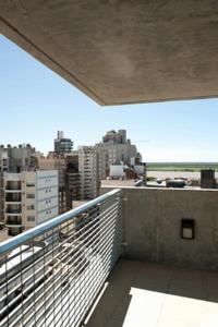 - Balcón de un edificio con vistas a la ciudad en Altos de Maipu Rosario en Rosario