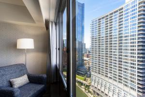 Holiday Inn - Chicago Dwtn - Wolf Point, an IHG Hotel في شيكاغو: غرفة بها أريكة ونافذة كبيرة