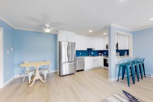 Una cocina o cocineta en Beachy Blue