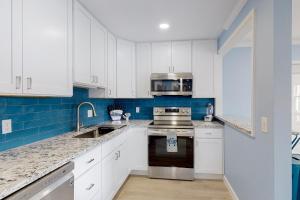 Una cocina o kitchenette en Beachy Blue