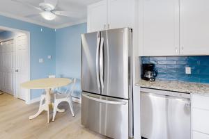 Una cocina o kitchenette en Beachy Blue