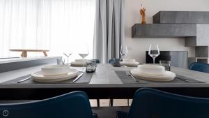 tavolo da pranzo con piatti e bicchieri da vino di Italianway - Dosso del Grillo 1A a Valdidentro