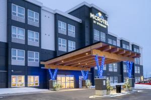 una imagen del exterior del mgm hotel en Microtel Inn & Suites by Wyndham Kanata Ottawa West, en Kanata