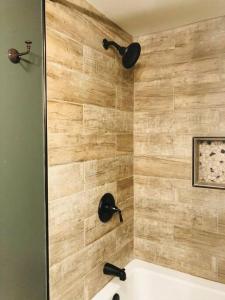 łazienka z prysznicem i wanną w obiekcie Newly renovated A-frame 5 Min walk to main street w mieście Highlands