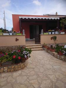 uma casa com vasos de plantas em frente em Casa Waida em Marinella di Selinunte