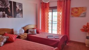 een slaapkamer met twee bedden en een raam bij Caravel Building in Lagos