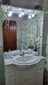 een badkamer met een wastafel en een grote spiegel bij Caravel Building in Lagos