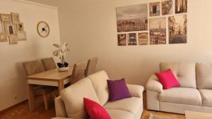 een woonkamer met een bank en een tafel bij Caravel Building in Lagos