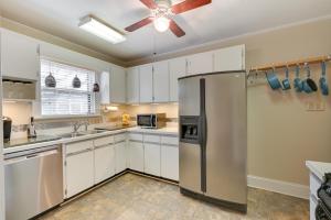 Η κουζίνα ή μικρή κουζίνα στο Quaint Goldsboro Home with Screened-In Porch!